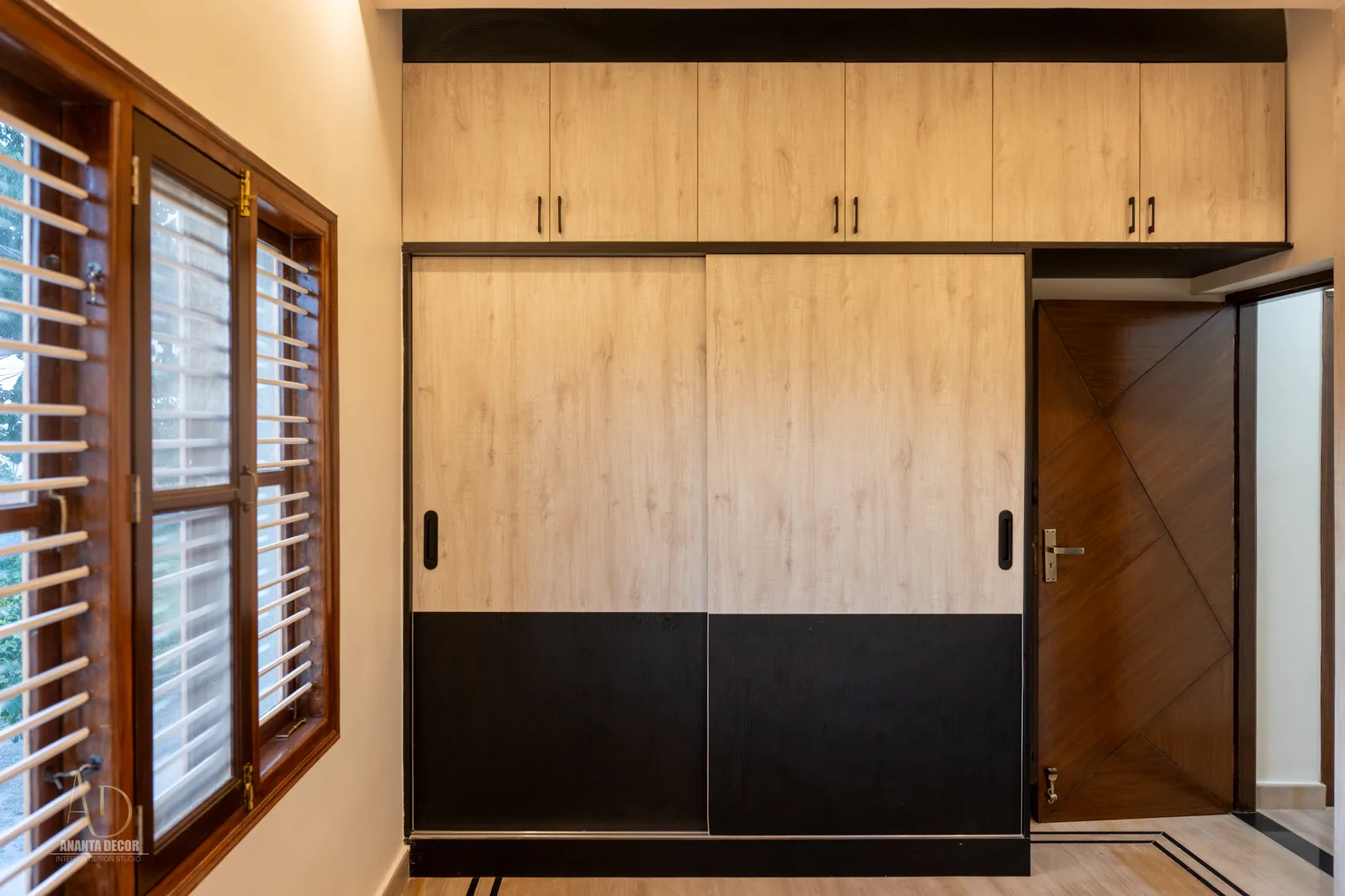 High-gloss grey and white sliding wardrobe